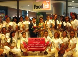 Contestants in the Miss International Queen beauty pageant, led by Sirapassorn “Sammy” Auttayakorn, show their appreciation to Saran Tantijumnan, GM of the Central Festival Pattaya Beach, for their kind sponsorship and hospitality during their visit to the Pattaya recently.